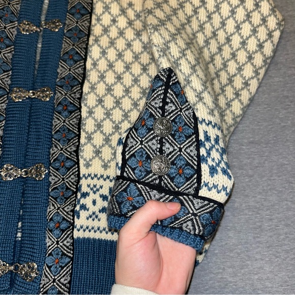 Vintage Dale of Norway blue and white sweater - Picture 3 of 9